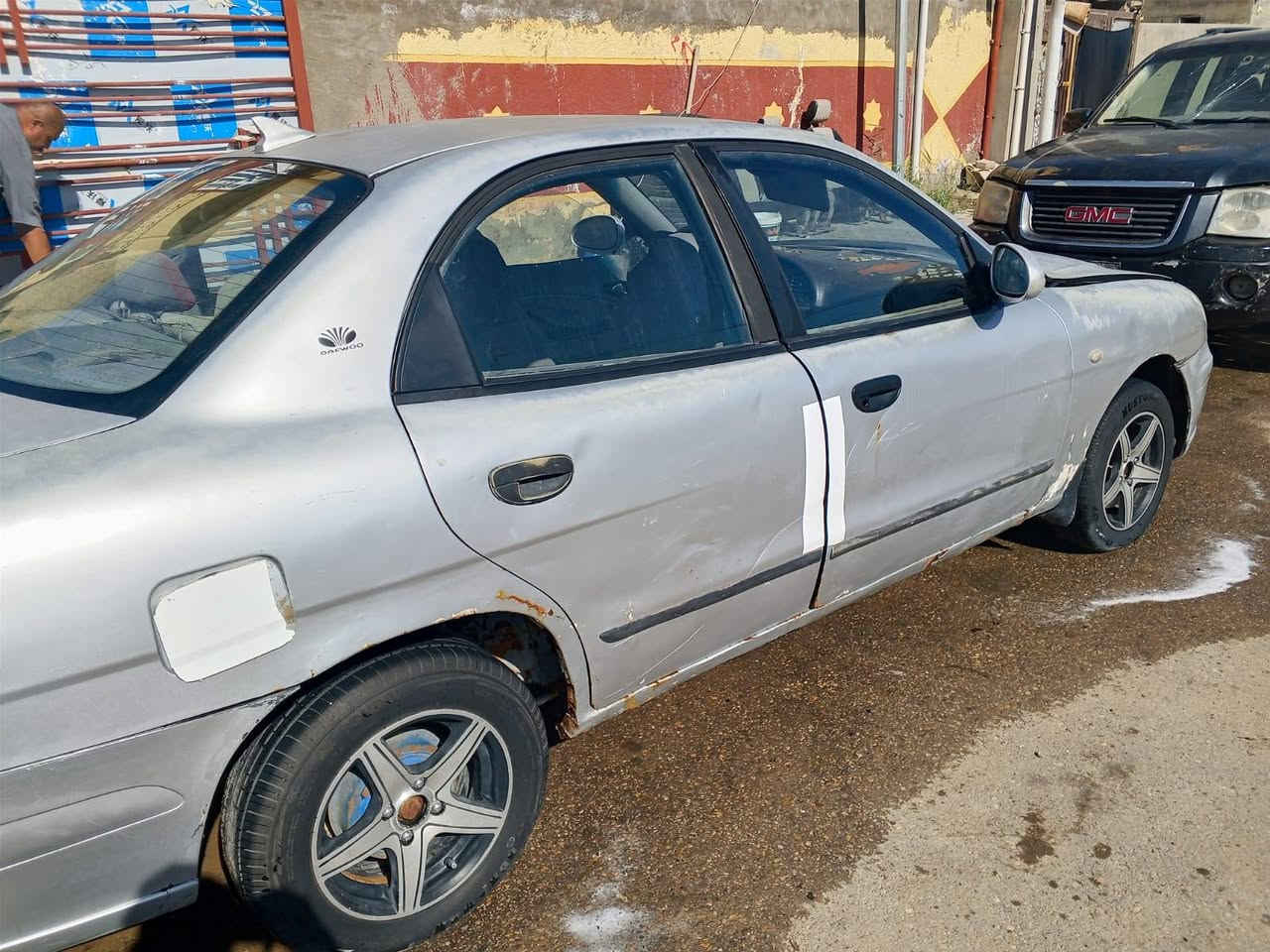 السلام عليكم سياره لبيع دايو موديل 2001 كير مكينه مكفولات سياره فاقده (سكليتر ) مشروع وطني تحويل مباشر سنويه منتهيه صارلها شهرين تخم  تاير سعرها25 رقم الهاتف***********
