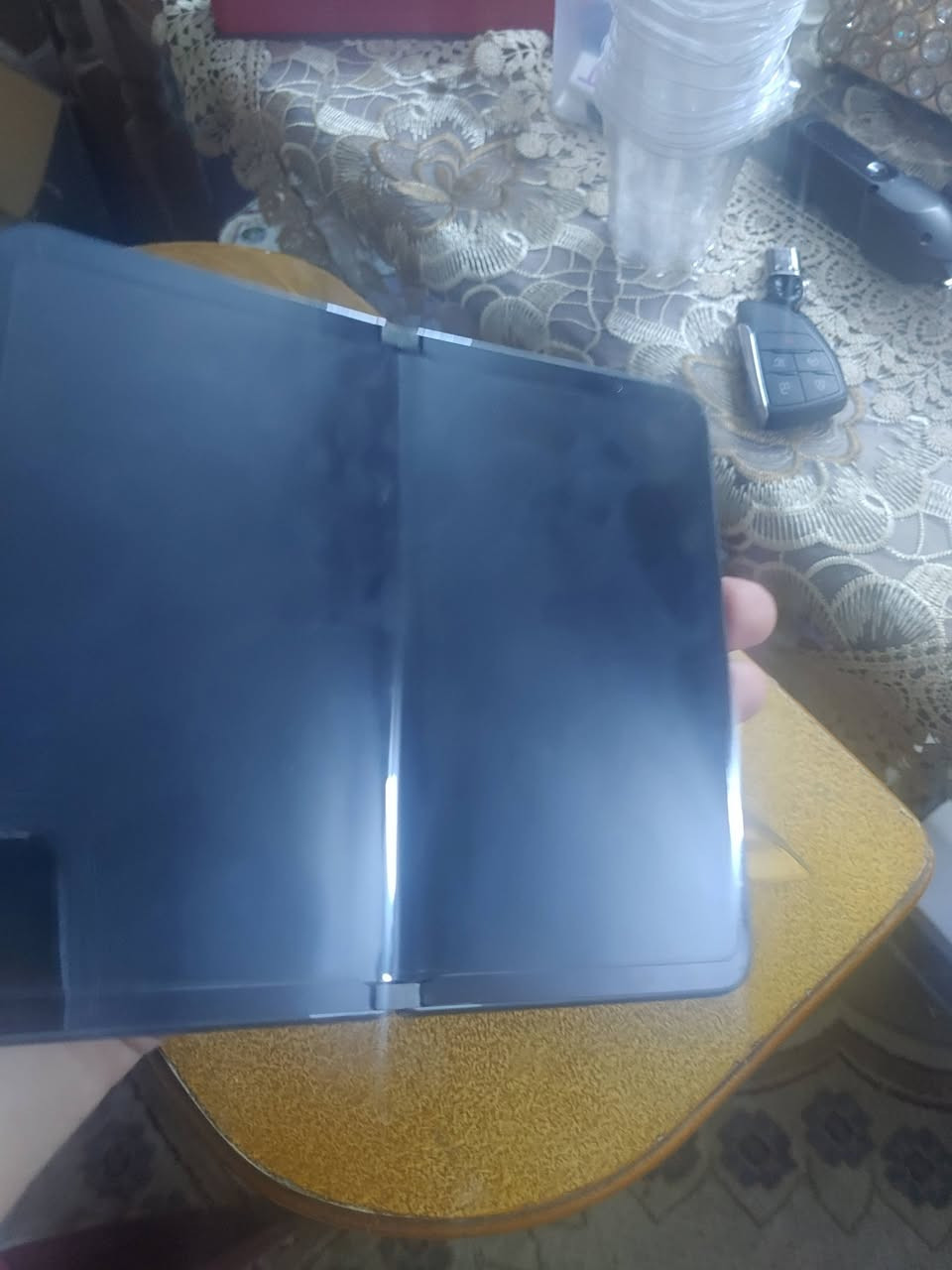 كوكل بكسل فولد ذاكرة 512 نظيف جدا جدا مشكلته الشاشه الخارجية تشتغل شويه وتطفي بعد ما تشتغل. وياه راس شاحنه مال كوكل بكسل ولزكه للشاشه الخارجيه. 
السعر 400 قفل قفل قفل
فقط الي يناسبه السعر يخابر  عادي وواتسب على الرقم
***********
موجود توصيل الى كل العراق
