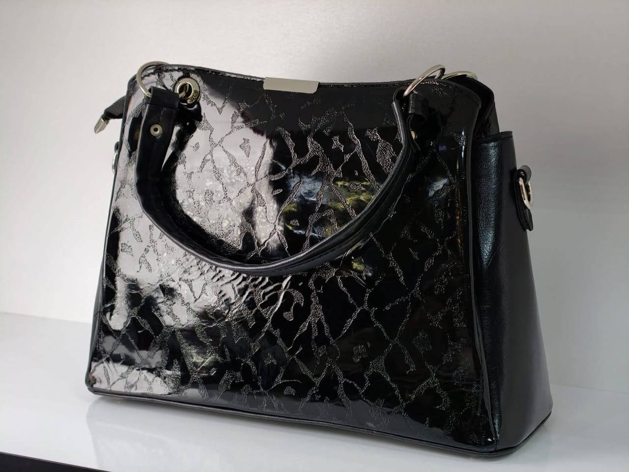 ✨ شنطة أنيقة تكمّل إطلالتك بكل وقت ✨
موديل راقي بخامة مرتبة وجودة عالية
مساحة حلوة وترتيب مريح ✨
تنفع للدوام، الطلعات والمشاوير 👌
📍 العنوان: بابل – الإسكان قرب مول الغصون
📞 للحجز والاستفسار: ***********
🚚 متوفر توصيل لبابل والمحافظات
دلّلي نفسك بشنطة ترفع من أناقتج 💕
