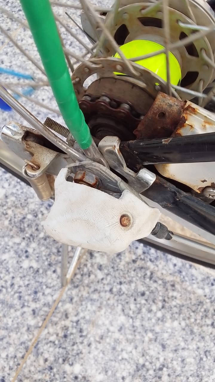 السلام عليكم بايسكل للبيع حجم 27 ياباني نضيف  نضيف مثل ماموضح بل صوره نضيف جمبازي غراضه كلهن جدد من تايرات من غراض تجي تشوفه  السعر 150 وبي مجال للتواصل *********** واتساب  مازنجر ماجاوبك ❤️❤️
