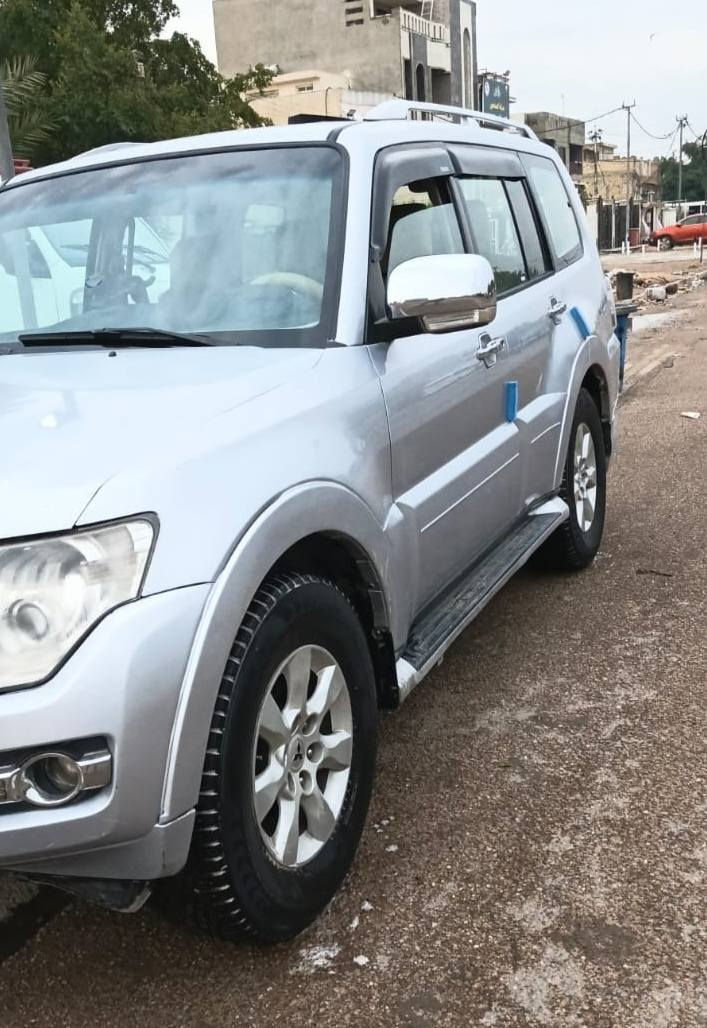 السلام عليكم للبيع باجيرو موديل 2008 لون سلفرمحرك 3000 اقتصادي رقم بغداد دولي بسمي كير محرك حداديه جيد جدا السياره مكفوله من الحادث بيهه بنيد مصبوغ أثر جراد بس العنوان بغداد للاستفسار الاتصال على الرقم ***********
