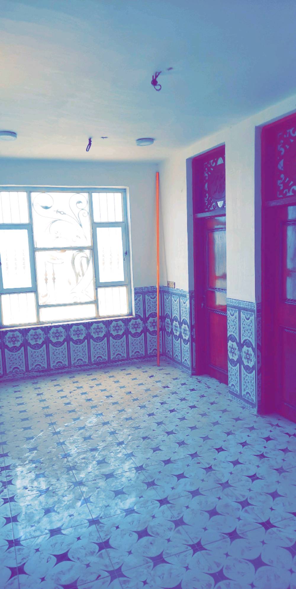 اسلام وعليكم دار ملك صرف بمساحة 150م طابقين الطابق الارضي يحتوي ع غرفه وصاله وستقبال ومطبخ مع الصحيات+صحيات خارجيه  الطابق الثاني غرفتين وصاله  عنوان حي الحكيم شارع حسينيه بيت سويف  الاستفسار الاتصال ع ***********
الدار مبينة مفروشة: هاي الأثاث والمطبخ والمكيفات داخلة بالسعر لو بس للعرض؟: 
الدار فقط للبيع 
شكد السعر المطلوب للدار؟ وهل بيه مجال للمساومة لو السعر نهائي؟: 
هاذ السعر وبي مجال قليل 
عندكم طابو/سند رسمي للبيت؟ وبيها أي مشاكل قانونية أو رهونات؟: 
نعم  سند جديد 
البيت شگد عدد الصحيات بالضبط، وبيها حوش/سطح/كراج أو مدخل سيارة؟: 
كامل طرمه ليس كراج 