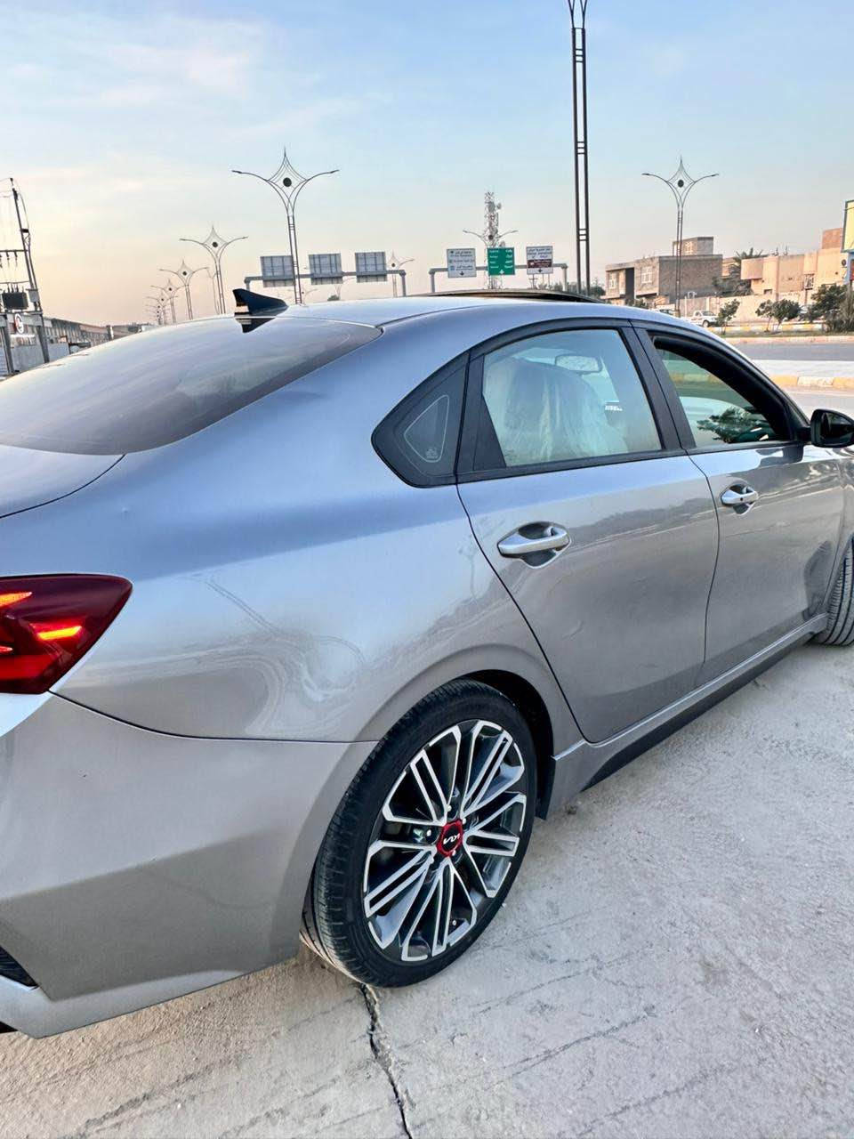 للبيع او المراوس 2022  فورتي GT 
النسخه الرياضيه 
مكينه 1600 توربو  ✈️✈️
كير عادي ٦ نمر 
سياره فول مواصفات كلش 
سياره حره و راعيها يريد تحويل 

فتحه سلايد 
كشنات مختمات GT
لايت زنون عدسه
تبريد قطعتين ثلج 
شاشه كبيره 
قياده ذاتيه
تحديد مسار
نقاط عمياء 
رادارات
كامره دواره 
دخول ذكي 
اناره ترحيب 
تشغيل بصمه 
هيتر كشن
سستم كزوز رياضي نغمتها تخبل 
 وبعد بيها هواي 

سياره حادثها جداً سطحي فقط البنيد مصبوغ ومبدل
لا شواصي لا لغود لا راديترات كلها كفاله 
وبيها رصعه بل جاملغ فقط 
***********
السعر ١٢٦ 
مكاني ابو الخصيب مدينه الاندلس البصرة, العراق
