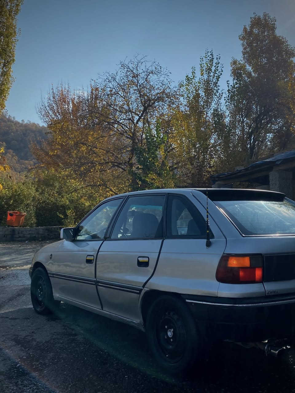 ئۆپڵ ئیسترا مۆدێل ١٩٩٣ مەکینە ١٨ ئاڕمی پلاستیک ماشەڵا لە هەیکەلی زۆر جوانە دەعمو لێدراوی نیە ڕزیوی نیە داشبڵو بەرگە دەرگای لۆکک گەرمیو کارەبایی هەموی ئیشەکات  سعری ٢٥ گەڵاو مەعامەلە
***********
