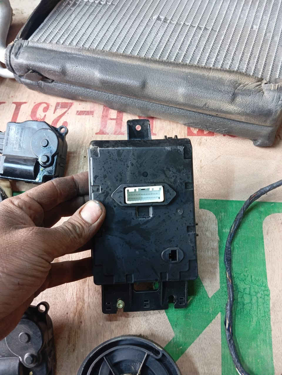 غراض تبريد كامله ***********
فريز 
راديتر تدفئه
حاسس
ماطورات بوابات
