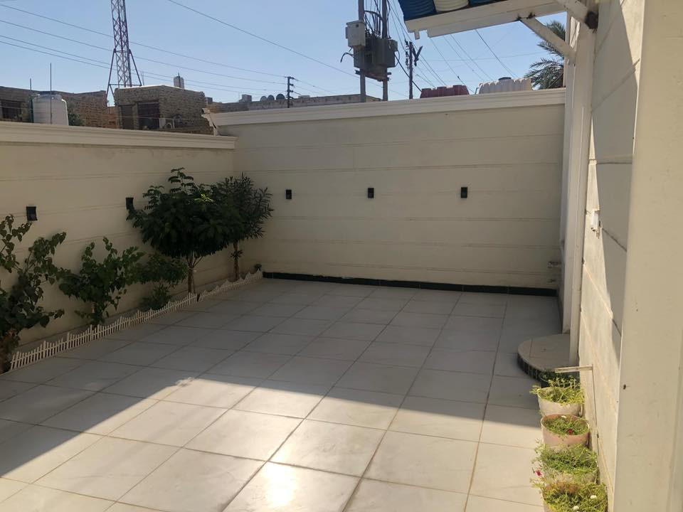 دار سكن طابو صرف 🏡
العنوان حي العسكري🌴🚗

المساحة 200 م 🌃

الطابق الأول 
غرفة نوم🛌 وصاله مطبخ استقبال 🚪
مجموعة حمام  🛁وكراج سيارة 🚙

الطابق الثاني 
غرفتين وصاله حمام  ومطبخ 

السعر 160  وبيه مجال 💵💸
للتواصل الاتصال على الرقم او مراسلة واتساب 📲📞

0780 249 3222
