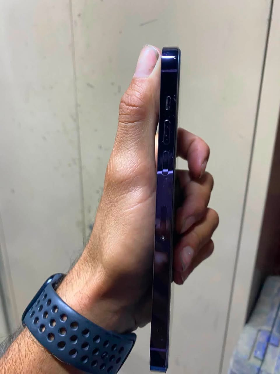 ايفون 14برو ماكس ذاكره 256
بطاري مبدله بي فقط اصليه 
مكان بغداد الجديده 
رقم الهاتف ***********
سعر الجهاز 850 الف 
ساعه جيل 9 حجم 45 
بطاري 90
سعر 275
