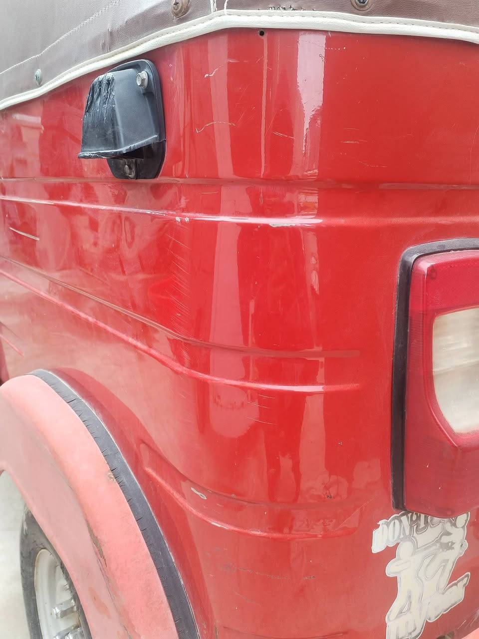 سلام عليكم تكتك للبيع موديل 20 رقم وسنويه  كفاله عامه بيها بس لقد تكتك بلاديه سعر 6 وبيها مجال خاص مقلق اتصال ***********
