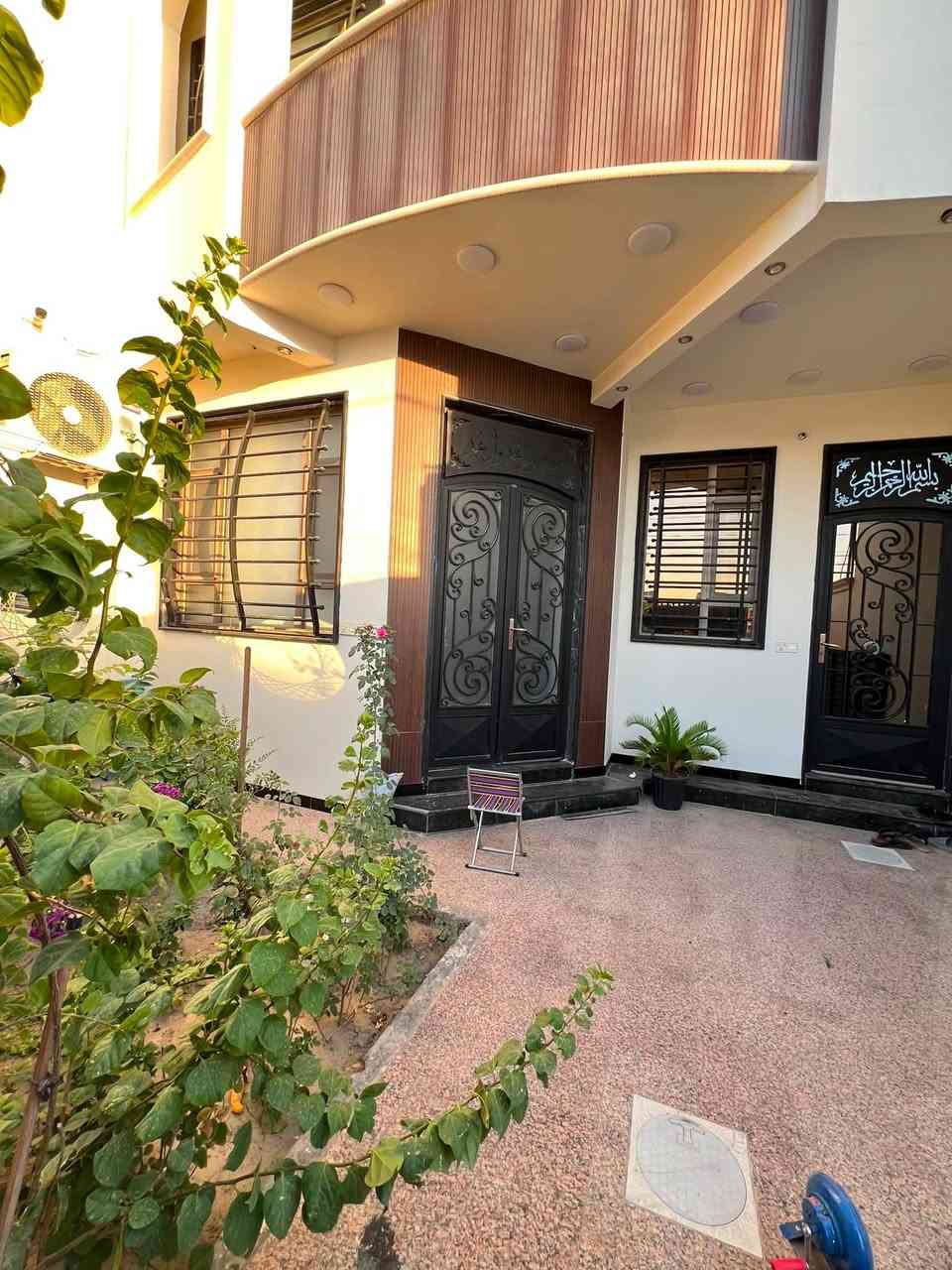 🏠دار للبيــــــــــع 
فـٓــــي حـــــــي الجامعــــــة علــــــــىٰ ساحــــــــة 
__________________
المساحـــــــة // 150م #طابـــو #مــــلك #صــــرف
الواجهـــــــــــة // 7.5م
النـــــــــــــــــزال // 20م
__________________
🧱🏗️ #الطابــــــــــــــق #الأرضـــــــــــــي
غرفـــــــــــة وصالــــــــــة وهـــــــــــول ومطبـــــــخ ومجمــــــــع صحيـــــــــات ومنـــــــــاور وكـــــــــراج ...
🧱🏗️ #الطابــــــــــــــق #الثانــــــــــــــــي 
غرفتيـــــــــن وهـــــــــــول ومجمـــــــــــع صحيـــــــــــات ...

___________________💲
للأستفســـــــار عــــــن السعــــــــر يرجـــــــىٰ تـــــــرگ تعليـــــق (السعـــــــــر) #وسيتــــــم #الـــــرد #خــــاص
__________________💲

#مكتـــــــــب
         🧱🏗️أمــــــــلاك بابــــــــل للعقـــــــار🧱🏗️
#الكائـــــــــن
  شارع_الكرامة_قرب_الضريبة_مقابل_التخطيط_العمراني
        ***********📞☎️📞***********
____________________________________________
