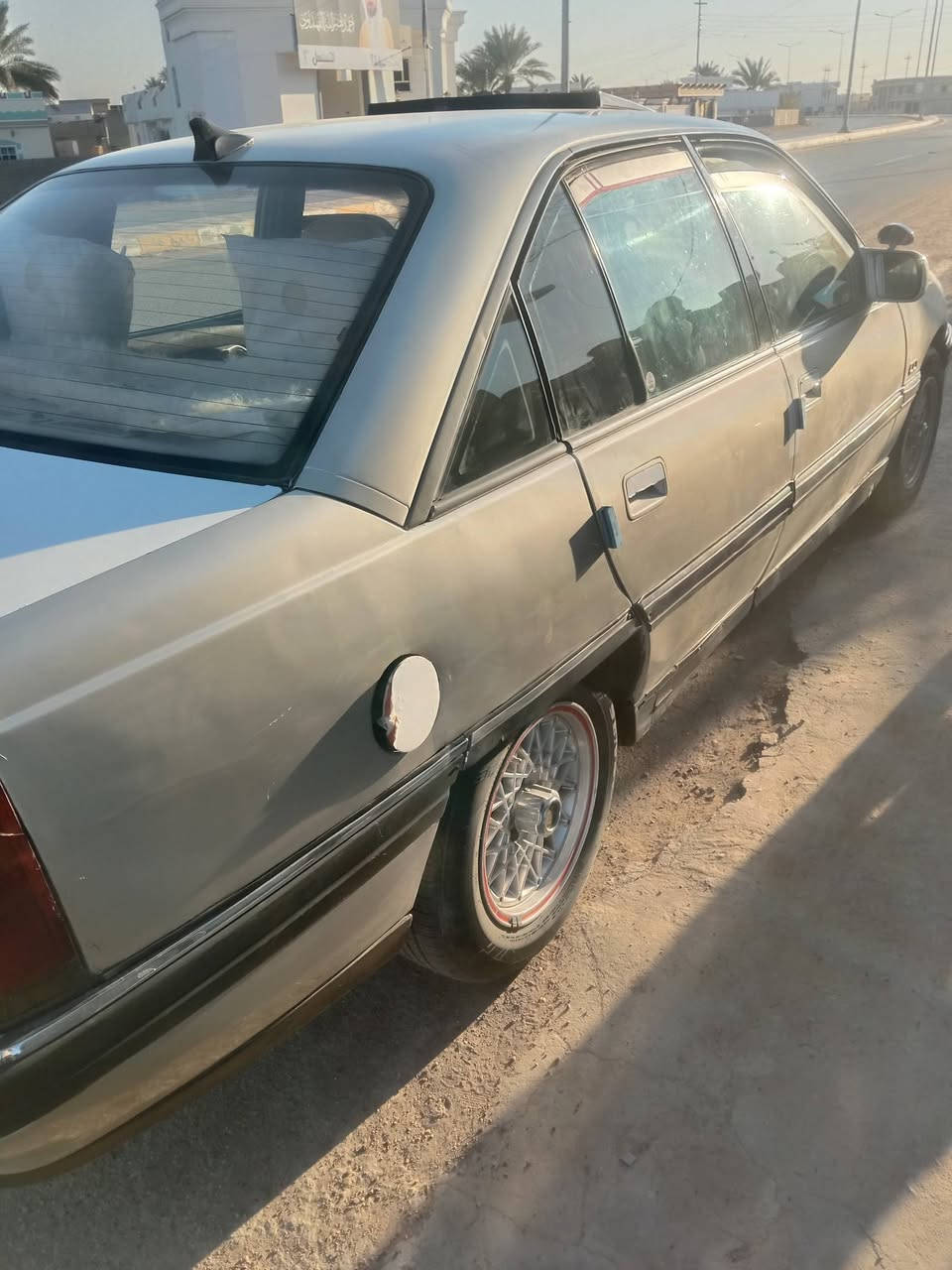 السلام عليكم اوبل اويمكا 92 محرك 2000 كير  عادي سياره مال جناي كير ومحرك مكفولات كهربائية كلهه شغاله السعر 35بيهه مجال مكانهه  رمادي جويبه لاستفسار على رقم
 ‏‪0781 318 8698‬‏
