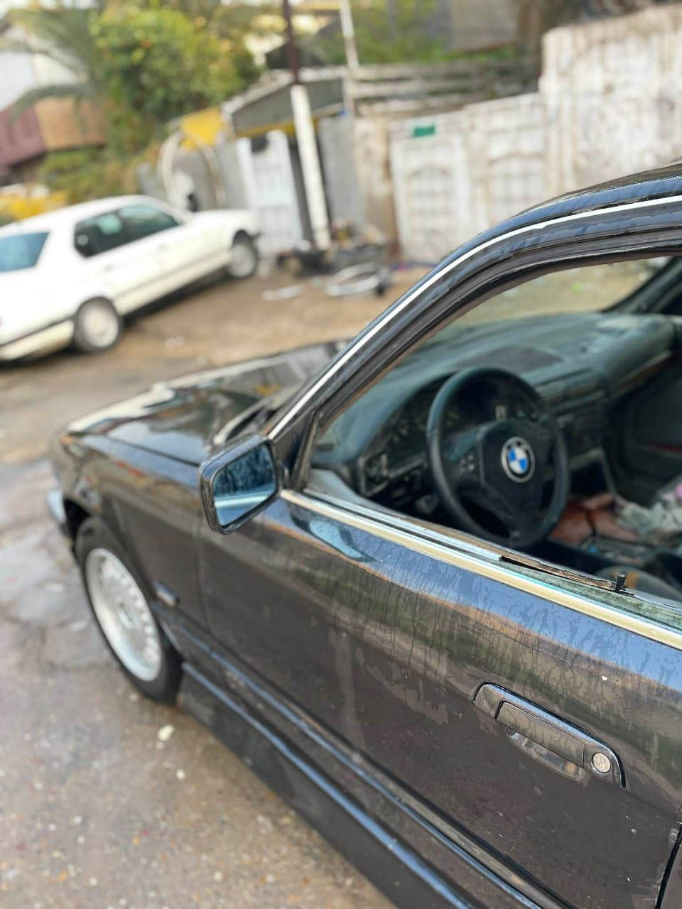 بي ام دبليو حجم 535 موديل 91 بجم عريض محرك وكير اوتو جدد سيارة رقم انبار ألماني شرط التحويل نواقصه/ دعاميه امامي خلفي  وصدر امامي خلفي وغرفه دوشمه الكشنات وصالنصه الهوائيه والوصطيه وكتفات الجام والسنتر لوك الي جوه كوشن الخلفي عاطل/ باتري جديد جامه اماميه وخلفيه جدد تم تخفيض السعر المطلوب ب 28 ورقة من الاخير وكلشي ذاكر ولتكلي شبيه مابيه بغداد الحريه تلفون ***********
