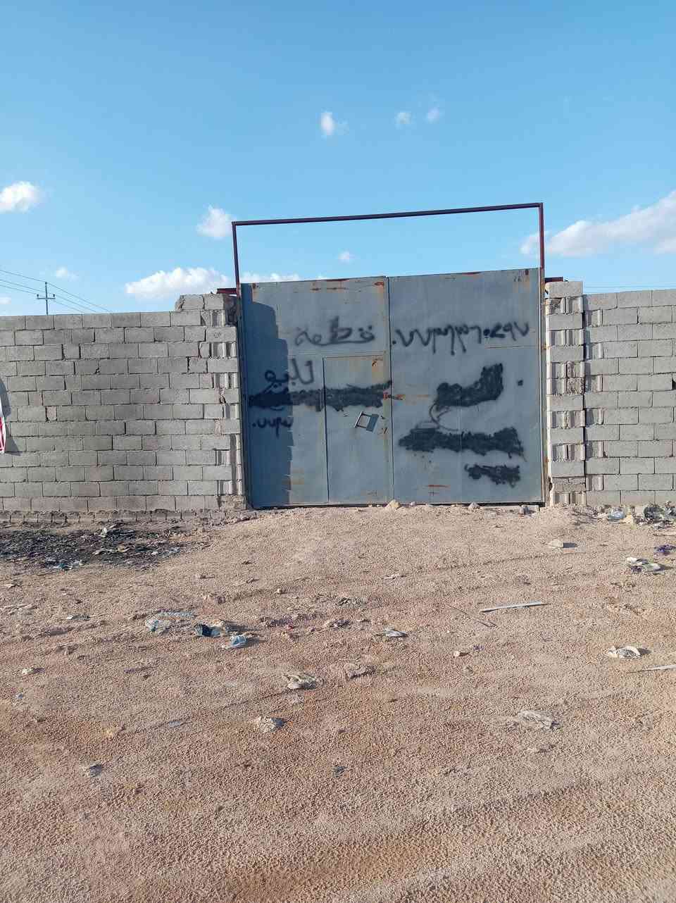 سلام عليكم قطعه مسيجه البيع ركن ع وجهين المساحه 400 المكان الزبير خلف حي لاندلس القطع الجدد ماء وكهرباء واصله السعر 20 بيه مجال قليل ***********
