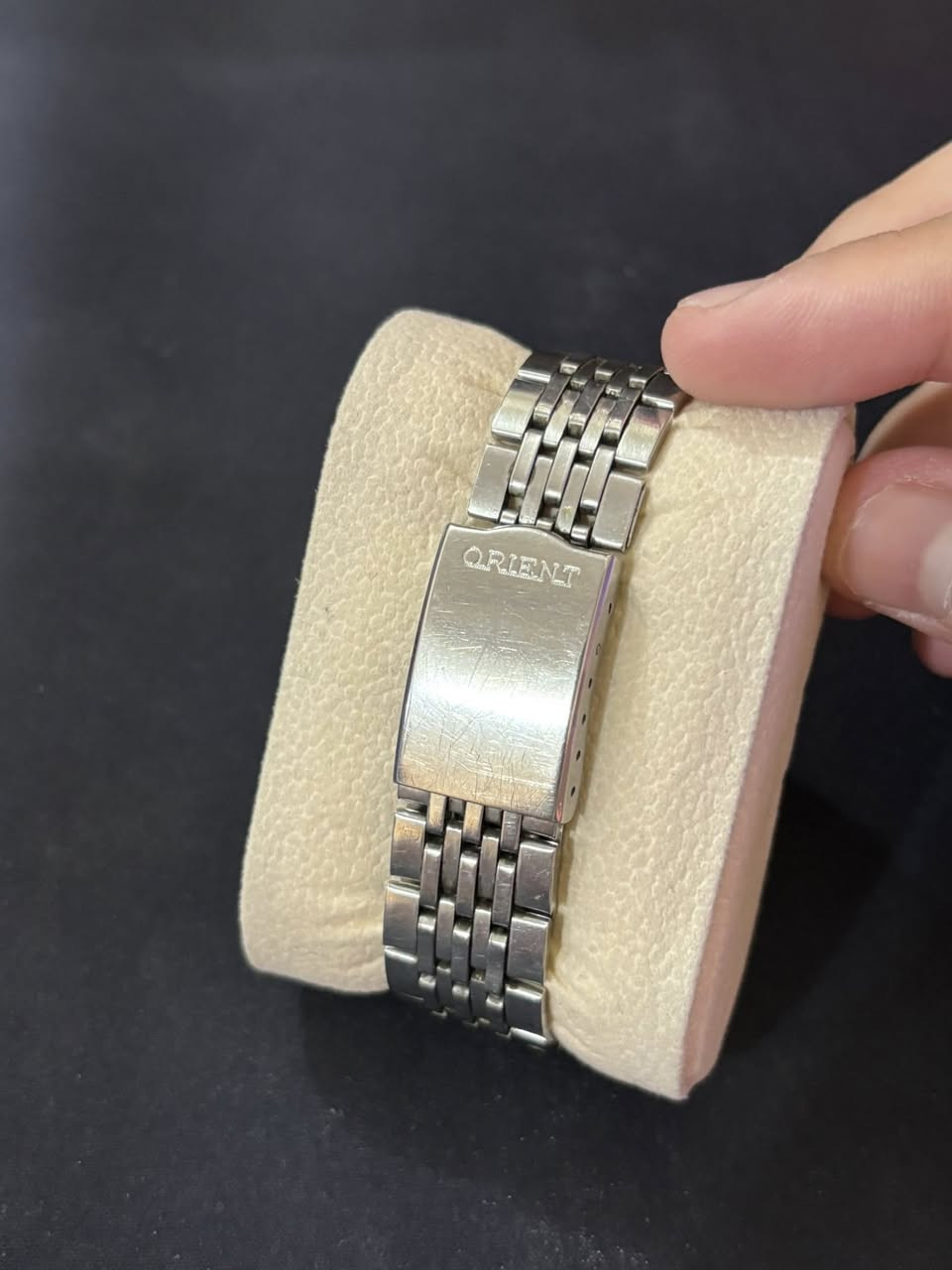 اورينت موديل ثمانين الرقم التسلسلي 46941  اوتوماتيك
لاتعمل تحتاج الى اصلاح ويوجد فطر في الجامه 

نادره جداً وتعمل على النبض 

السعر 170 الف دينار وقابل للتفاوض 

للاستفسار الاتصال على ***********

المكان البصرة.
