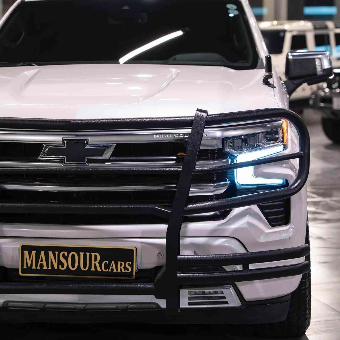 Chevrolet silvarado ( high country )
فئە فوول فوول مواصفات
٨ سلندر مکینة مرغوب ( ٥.٧)
وارد امريكي مديل /2022
‎ماشيه /28 ميل
‎سعر/340 ارخص سعر
  ضرر/ بنيد جاملغ صبغ نفس لون شریکه و ایرباگ بس ستیرن
‎
وارد امريكي حادث جدآ خفيف و جاهزه سیارة سیرفز 
‎لون ابيض فول موصفات و پانوراما کشن جلد سماعات سیستم و كشن خزن و تدفئه و جهتين خزن و ميموري  داخل ليد تتغير حسب رغبه كهربايات كير محرك بشرط باقي كفاله من كلشي صبغ و تعديل 
مکان: اربیل 
تیلفون: *********** أربيل, العراق
