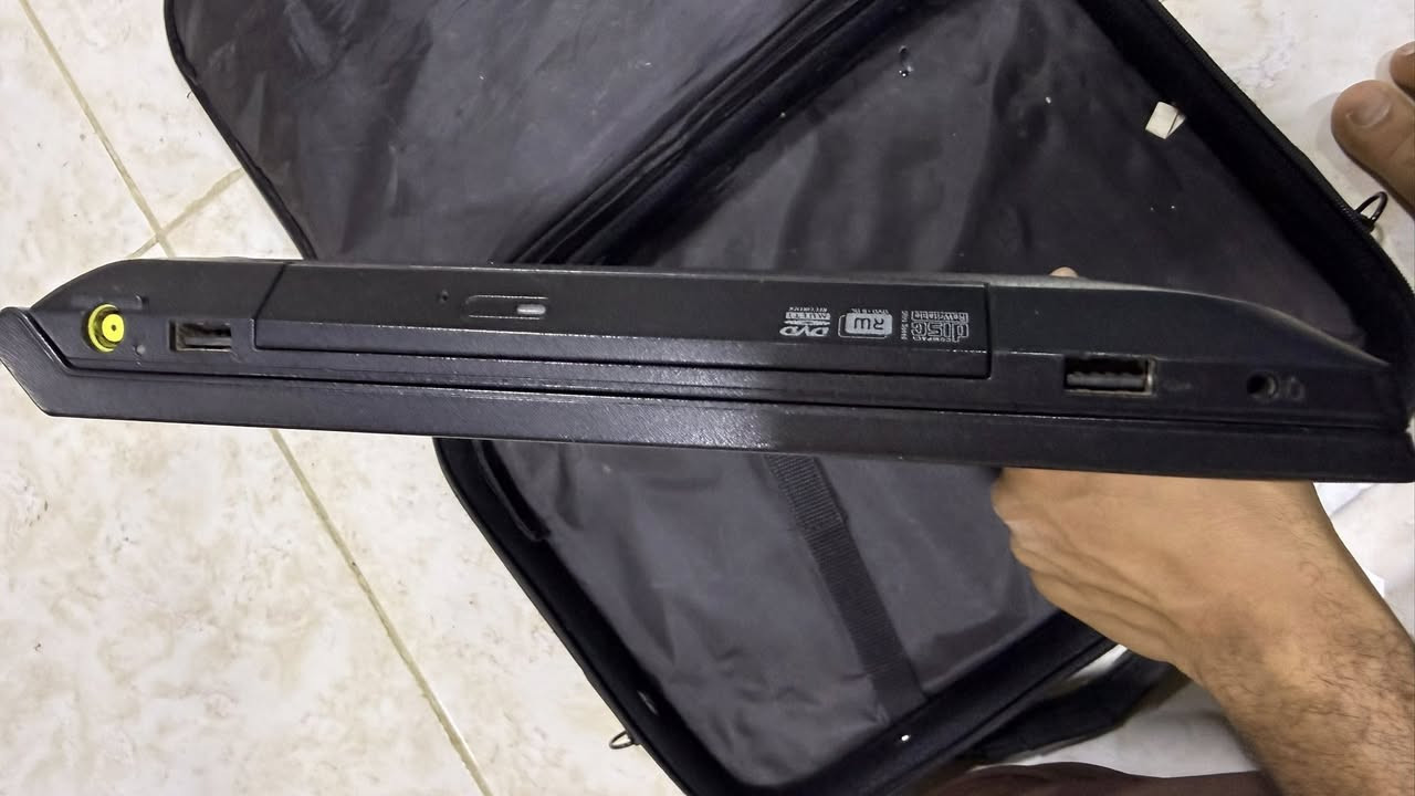 Lenovo B590
المواصفات الشائعة لسلسلة B590:

* الشاشة: 15.6 بوصة بدقة 1366×768.
* الرام: غالباً 4GB DDR3 وقابلة للترقية.
* التخزين: SSD بسعة 500GB 
* المنافذ: HDMI، VGA، منفذا USB 3.0 ومنفذا USB 2.0، منفذ شبكة LAN، وقارئ بطاقات ذاكرة.  
* معالج Intel Core i3-3110M
* رام 4GB
* هارد 500GB SSD
* كرت شاشة Intel HD 4000
* وزن حوالي 2.5 كغم.


**إذا كنت صاحب هذا الإعلان وتريد حذفه لأي سبب، رجاءا أرسل رسالة إلى الدعم الفني**