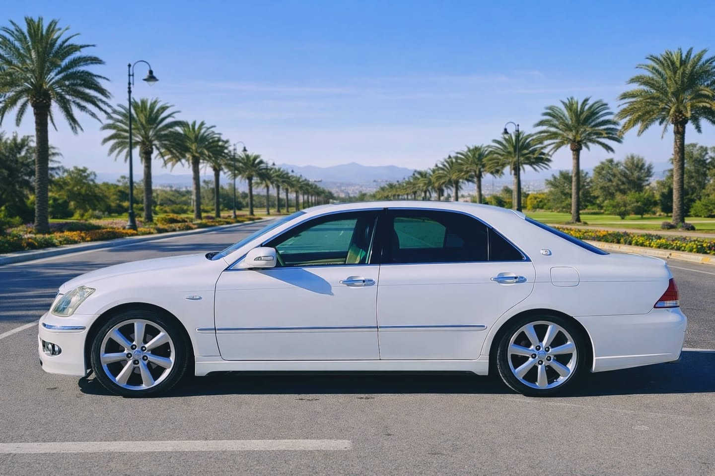 شاهينه رويال ئه وه ي مواسه فات بليي له ماهه يه
ساق 
ناوزه ر 
سلايد 
جلدو هيته ر 
٣ په رده 
چوار كوشن كاره با 
١٨٢ بيي دووكه ل قه تره دوو كه لي نييه 
ده بل رادار 
راداري جام 
راداري ده عامي 
حاسه و كاميره 
چوار كوشن هيته ر 
ئاوينه ئيشاره ت 
ويلي دينگه خراوه ته سه ري 
روني گيرو مه كينه و ئه كسلي گوراوه 
ئه وه ي توو بته وي له م سه ياره هه يه 
سه ياره كه هي مالانه مه عره ز نييه 
قه تره بوياخي نييه هي هيچ ولاتيك  
ماله كه وه سفي ناويت وه ره سه ري چركه و پينج گلاببره 
مه سره فيكو پينج گلاببره 
سعري ٩٧ توزيك مه جالي تييا يه 
ئه وه ش ژماره ي خاوه نييه تي 
***********
***********
ئه دميني گول وه ري گره
