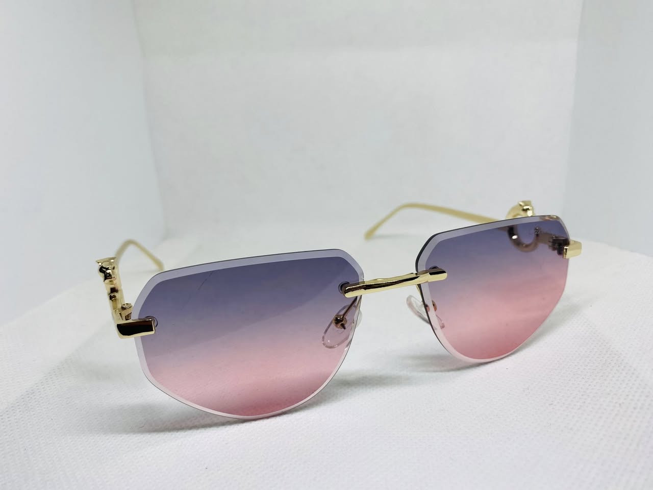 لمسة أناقة تخطف الأنظار ✨🕶️
نظارة شمسية بناتية من ماركة Cartier بتصميم عصري بدون إطار مع كارت الضمان 
وعدسات متدرجة بين البنفسجي 💜والوردي💖، مع إطار ذهبي أنيق يعطيك إطلالة فخمة وناعمة بنفس الوقت
خفيفة، مريحة، ومثالية لكل إطلالاتك اليومية سواء صباحية أو مسائية.

تميّزي بإطلالة مختلفة وكمية محدوده 

#نظارات
#نظارات_شمسية
#موضة
#اكسسوارات
#أناقة


**إذا كنت صاحب هذا الإعلان وتريد حذفه لأي سبب، رجاءا أرسل رسالة إلى الدعم الفني**