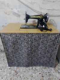 للبيع مكينه خياطه فراشه شغاله السعر 70الف قفل رقمي واتساب 07844609471