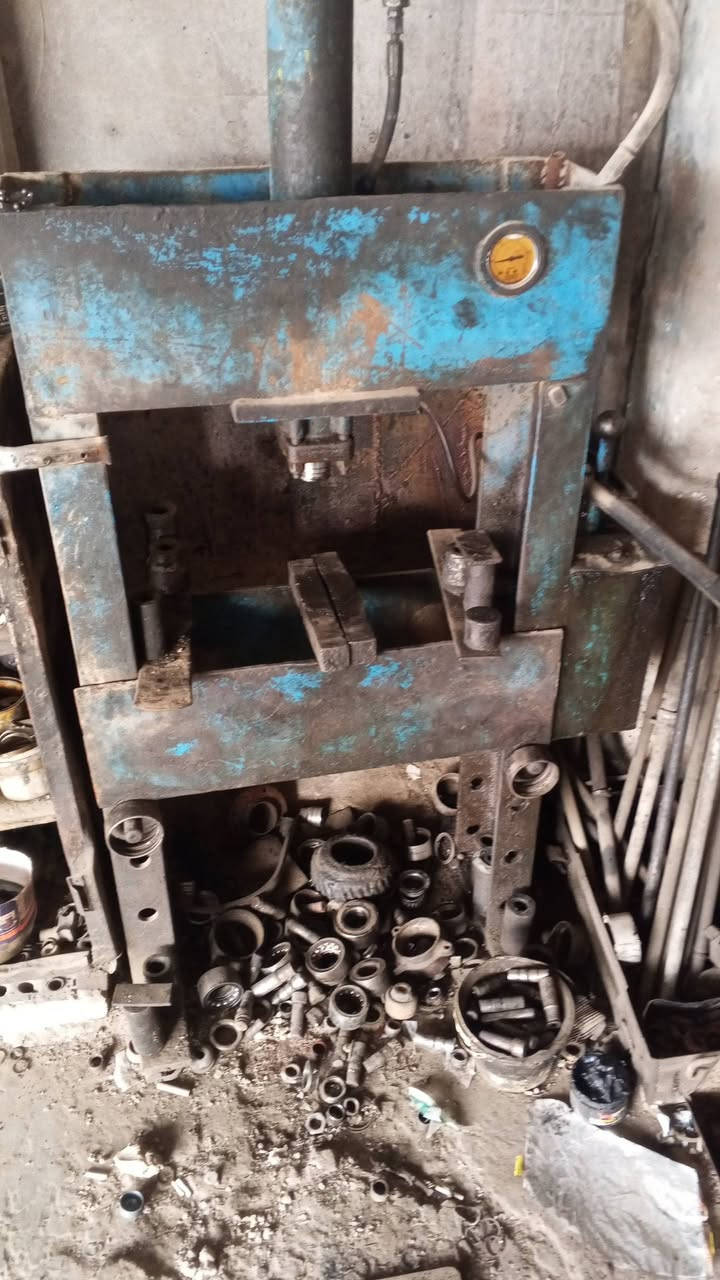 السلام عليكم غراض محل حداده صدر محل جاهز و غراض سيارات البيع عنوان بغداد حي النصر التواصل ***********
