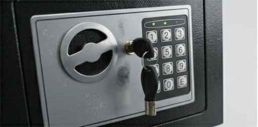 السعر ٢٥ الف والتوصيل ٥ الف لجميع محتفضات العراق
واتساب ***********

صندوق الأمانات الإلكتروني T-17 هو خزنة 

منزلية مدمجة مصممة لحماية ممتلكاتك الثمينة مثل النقود والمجوهرات والوثائق المهمة. يتميز هذا الصندوق بنظام قفل مزدوج لتعزيز الأمان. 
الميزات والمواصفات الرئيسية
الأمان: يوفر الصندوق حماية ضد السرقة. يستخدم نظام قفل إلكتروني رقمي بالإضافة إلى مفاتيح تجاوز يدوية (طوارئ). يمكن ضبط رمز الأمان المكون من 3 إلى 8 أرقام وتغييره بسهولة.
المواد والتصميم: مصنوع من الفولاذ المتين والمقاوم للتآكل والصدأ. يتميز بلمسة نهائية خارجية مقاومة للخدش.
السعة والأبعاد:
السعة: 5 لتر أو 8 لتر (تختلف حسب التسمية التجارية).
الأبعاد الخارجية: حوالي 17 سم ارتفاع × 23 سم عرض × 17 سم عمق.
خيارات التركيب: يمكن تثبيته بمسامير في الحائط أو الأرضية لزيادة الأمان ومنع سرقته بالكامل، وتأتي البراغي متضمنة.
المحتويات: يتضمن الصندوق عادةً المفاتيح الاحتياطية وبراغي التثبيت وبطانات سجاد داخلية لحماية الأغراض. بغداد, العراق
