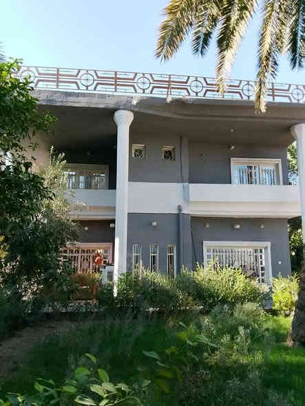 أرض للبيع مساحه ٨٠٠ مع دار 200م طابقين يحتوي على 4 غرف ،،، العنوان  كربلاء الحسينيه قرب فندق الباورن يبعد عن الاامام  كيلو ونص وعن الشارع ١٩٠م ، سند ٢٥تحويل اسهم للاستفسار اكثر الاتصال على الرقم ***********
