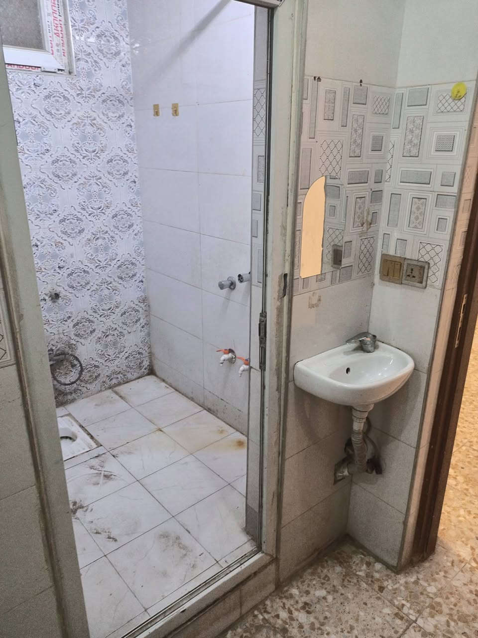 سلام عليكم
مشتمل للإيجار في منطقة الشعب 

مقابل مدرسه السيف العربي 

يحتوي على استقبال ومطبخ وحمام وغرفه منام 

كامل من كلشي واير سحب مولد وماطور مي وسخان 

ونت بس جيب غراضك واكعد

مال عائلة صغيره 

استفسار ***********
