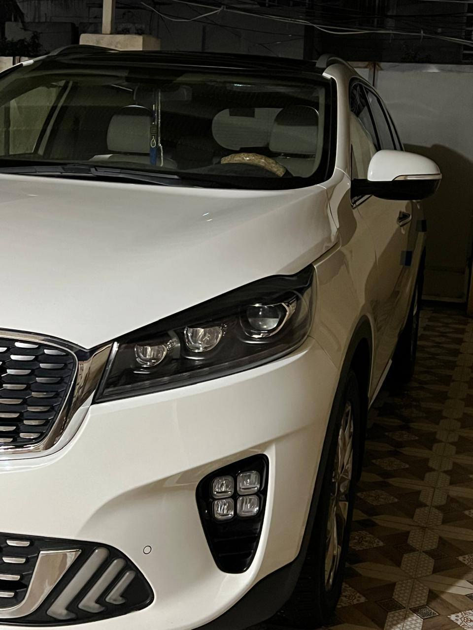 سلام عليكم للبيع كيا سورنتو 2020رقم بغداد مكفوله كفاله عامه ضمان شركه الدوليه فول مواصفات 1/1
ماشيه 62
المواصفات 
بانوراما 
بصمه 
سبعه راكب 
محرك سته سلندر 
شاشه كبيره 
5 كامرات دواره 
مانع الانزلاق
مري شفط 
دفع رباعي 
اربع انضمه قياده 
صندوق كهربائي
كشنات تدفئه + تبريد+كهرباء 
ثلاث قطع تبريد 
بردات خلفيه 
السعر 288 وبيه مجال بسيط 
المكان ديالى بعقوبه 
الرقم ***********
