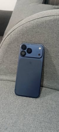 عندي 17 برو ماكس لون نيلي أو لازرق نضيف كلش بعده بكارتونه بطاريه 100 م...