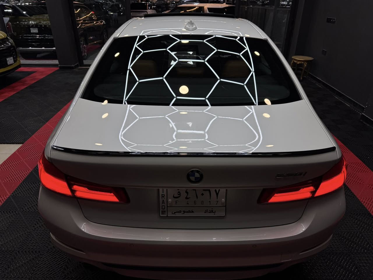 ‏BMW 530i ( sport line )
الموديل ( 2019 )
الحادث ( ابواب اثنين جهة الصدر )
————————
المواصفات /
————————-
*  المحرك:رباعي الأسطوانات سعة 2.0 لتر مع شاحن توربيني. 
*  القوة الحصانية:252 حصانًا. 
*  نوع الوقود:بنزين. 
*  ناقل الحركة:أوتوماتيكي بـ 8 سرعات. 
*  الدفع:دفع خلفي  
التصميم والمقصورة

*  عدد المقاعد:5 مقاعد ، لون بني مجهزة بتدفئة
*  الأبواب:4 أبواب. 
*  المقصورة:أنيقة ومريحة، وتأتي مع لوحة عدادات رقمية قياس 8.8 بوصة وإضاءة محيطة. 
*  نظام الصوت:نظام صوتي قياسي بـ 12 مكبر صوت، مع إمكانية ترقية إلى أنظمة Harman Kardon أو Bowers & Wilkins. 
التكنولوجيا والميزات

*  نظام المعلومات والترفيه:شاشة لمس قياس 10.2 بوصة مع توافق Apple CarPlay اللاسلكي. 
*  ميزات مساعدة السائق:نظام الكبح التلقائي في حالات الطوارئ قياسي، مع خيار حزمة مساعدة السائق التي توفر ميزات القيادة شبه الذاتية. 
*  المقاعد:مقاعد قابلة للتعديل بـ 16 وضعية. 

***********
