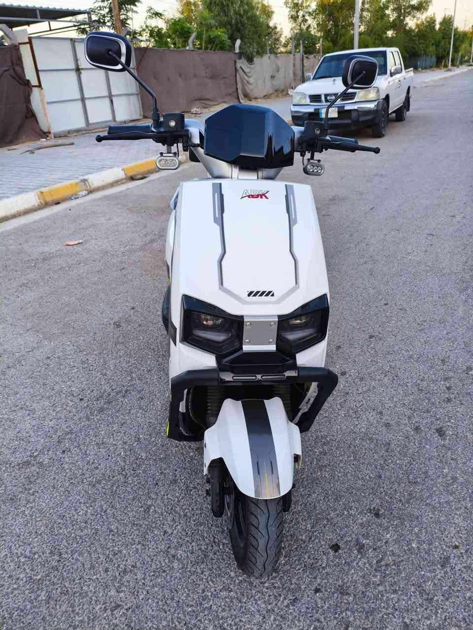 السلام عليكم 
للبيع: دراجة شحن (كهربائية) بنظافة ممتازة ⚡
​المواصفات والتفاصيل:
​المحرك: بقوة [2000 واط]، عزم قوي كلش وسرعة ممتازة.
​البطارية والنظام: [ 72 فولت]، البطارية بحالة [ممتازة] وتكفي لمسافة [40 إلى 50 كم] بالشحنة الواحدة.
​العداد المنظور: [شاشة رقمية ديجيتال بالكامل تظهر السرعة ونسبة البطارية].
​التايرات والبريكات: التايرات بحالة ممتازة، ونظام  البريك دبل ديسك أمامي وخلفي استجابة سريعة.
​الإضافات: إضاءة LED قوية جداً، ريموت كونترول مع نظام إنذار ضد السرقة، وتشغيل عن بُعد والدراجه 3 نمرات وبيها منفذ شحن USB و 6 بطاريات كرافيين وجديدات. الدراجه جديده وشاحنتها جديده الدراجه ماصارلها خمس ايام من جبتها 
اشتريتها ب مليون و 300 ورايدها ب مليون و 100 واذا مراوس ب بيجي وتنطيني فرق كون نظيفه وجديده بعد احسن 
مكاني خاجيه شارع 40 قرب رئاسه الصحه 
هذا رقمي ***********

