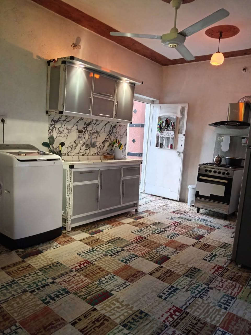 ‏السلام عليكم ، بيت للبيع المساحه 120م طابو زراعي قرار 25 اصولي طابق واحد صب مسلح غرفه نوم وصاله ومطبخ وصحيات ومنور داخلي و خارجي البيت مرتب جاهز للسكن ، الموقع الدوانم بصف جامع الملك القدوس ‏قريب جدا من الشارع العام ، اني صاحب الدار
‏( السعر 68 )  ***********
