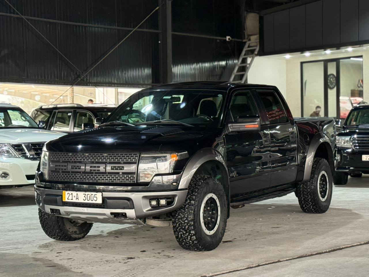 2013 وارد خليجي شركه نيفا والمواصفات العنوان السليمانيه 300 وبيها مهجور 
حجم المحرك 8 سلندر 
***********
