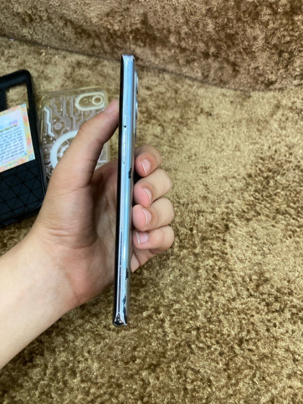 السلام عليكم .. 

جهاز وان بلس 9 برو  جهاز خرافي بعمنة الكلمة الجهاز معالجة سناب دراكون 888+ 5g
 يشغل ٩٠ فريم بوبجي بدون مبرد مع مبرد يوصل ١٠٠ الجهاز يدعم ١٢٠ بس نزل بل تحديثات .
الجهاز كامزتة 4k 120 فريم و يدعم ال 8k 30 . 
ذاكرتة 265 رام ١٢ . بطارية 4500 . بس نص عمر يعني تمشي من ٨٠ إلى ٢٠  5 ساعات متواصلة إذا تصفح تمشي ٩ ساعات .
الجهاز يجي ويا شاحنة وكفر. 
الجهاز فقط كدمة الي تشغل يرادلدها تنضيف والجهاز مفتوح  ونضفت الدكمة بس هم شكلت الجهاز بي كسر طرف الشاشة ما مأثر على المس وشد لزكة وما علية شي . 
مراوس ب وان بلس ١٠ برو ونطي فرق أو بوان بلس ١٢  . 
وسعرة ١٥٠ وبي مجال .
عنواني : بلديات شارع المصرف . 
للتواصل خاص 
(وأسف على الاطالة )