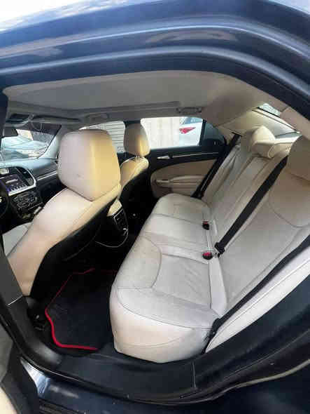 السلام عليكم
للبيع كرايسلر C300 اوباما 
2018 الدولي شرط التحويل هزه جديده V6/3600

السياره جاهزه من كل نقص 
حداديه تخم تاير تدفئه تبريد كله جاهز
المواصفات/
كير ماوس 8 نمر
بانوراما قطعتين
تشغيل عن بعد
كشنات تدفئه تبريد
كشنات كهرباء جلد عسلي
لايت زينون عدسه
شاشه كبيره تدعم كاربلي
بصمه تشغيل وأبواب + تشغيل عن بعد 
خزن ميموري
كامرا خلفيه
ستيرن كهرباء
تبريد قطعتين
تحكم ستيرن جهتين مع مثبت سرعه
مري كهرباء
برده خلفيه كهرباء

باقي المواصفات معروفه
السياره جاهزه ومال جناي 

مكان السيارة بغداد الكرخ 
***********
