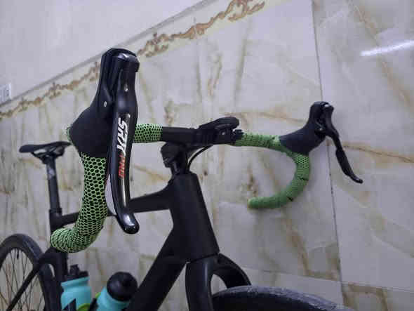 عرض خاص سعره 900 الف قفل 🔒 لارج 53 الفريم حجم التاير 32  السلام عليكم شلونكم شباب بايسكل رود كرفل  السستم مالته SRX PRO بدالات امامي 1 خلفي 11 وزنه 8 كيلو كله كاربون فايبر  للحجز عنواني مدينه الصدر قطاع 9 مقابل مدرسه عبدالله الرضيع شارع الفلاح *********** بغداد
