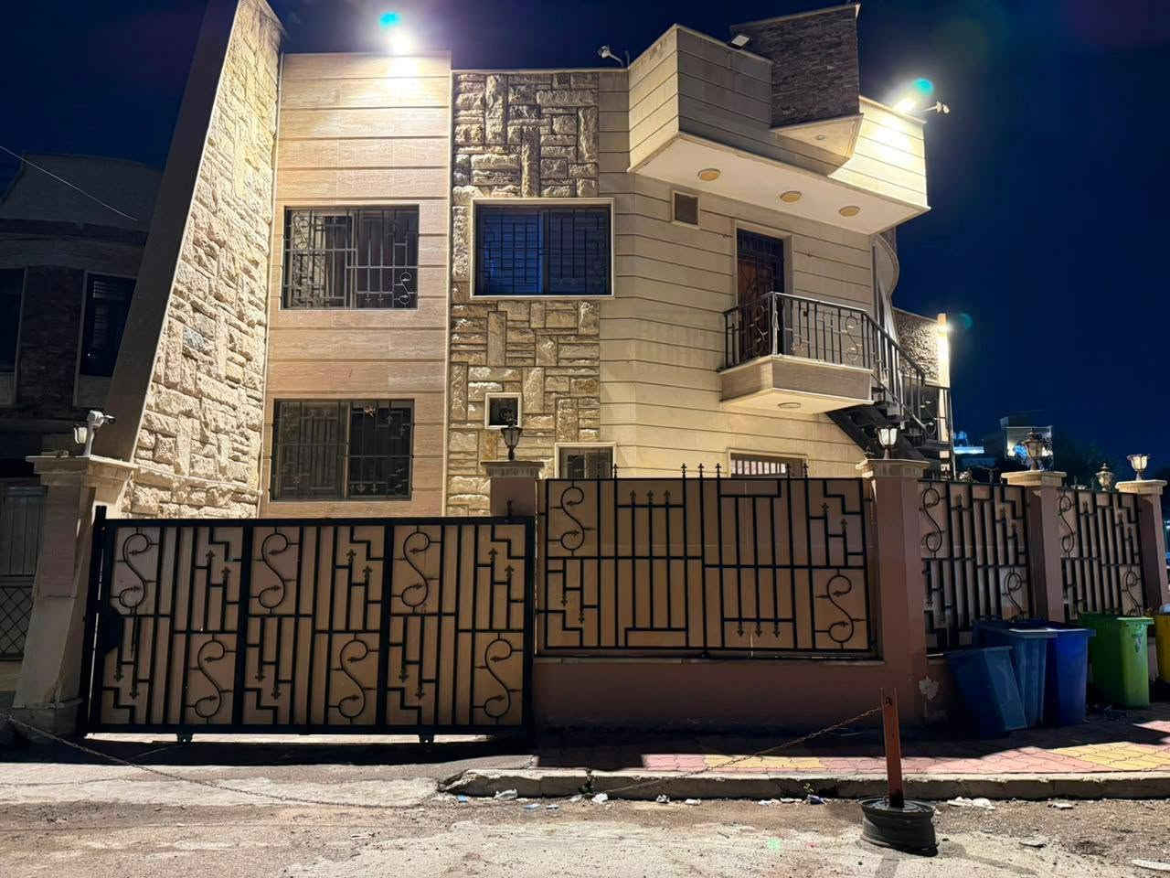 🌿بسم الله وعلى بركة الله🌿
🎯 بناية مميزة ركن للبيــع باليــرموك ضمن محلة 612 بالأطباء المساحة 268م واجهة 22م ونص تحتوي سرداب وثلاث وحدات سكنيه تصلح للسكن أو الاستثمار وإذا تريد جزء هم ابيعلك منها وسندها مستقل 📜 وجاهز للبيع 
عروضنا مباشرة مع المالك
 ((للتواصل والمفاهمه على باقي العروض اتصل)) 
 🛑لمعرفة التفاصيل الاتصال *********** هشام 
مكتبنا السلام الهندسي للاستثمارات العقاريه باليرموك
#باليرموك مقابل مركز الحمزه الطبي مجاور بناية وصيدلية عمار صباح
نرحب بعروضكم وطلباتكم *********** هشام

🛑 تتوفر عدة عروض سيتم ذكرها لاحقا ❤ #تجارة #بيع #شراء #استثمار #عقارات 

#عندك #عقار #حاب #تعرضه #للبيع #للايجار #تواصل #معنا 👍
#عقارات_اليرموك #عقارات_القادسيه #عقارات_المنصور #عقارات_الحارثيه #عقارات_السيديه #عقارات_الجامعه
