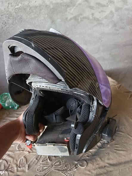 خوذة وياها سماعه خوذة ب 50 امانه الله بس الخوذة ماخذها ب 75 والسماعه ب 25 
مكاني الغزالية 
***********
