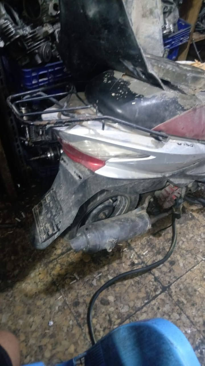 سلام عليكم ادرس صيني كوم حديداو تفصيخ  مجفته جديد نقصها قبغ ولفات وباتري 
75 وبيها مجال 
***********
