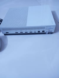 اكس بوكس ون اس نص تيرة لك استيكر جهاز نضاف ١٠٠/٩٠ جهاز جديد السعر ١٨٠ا...