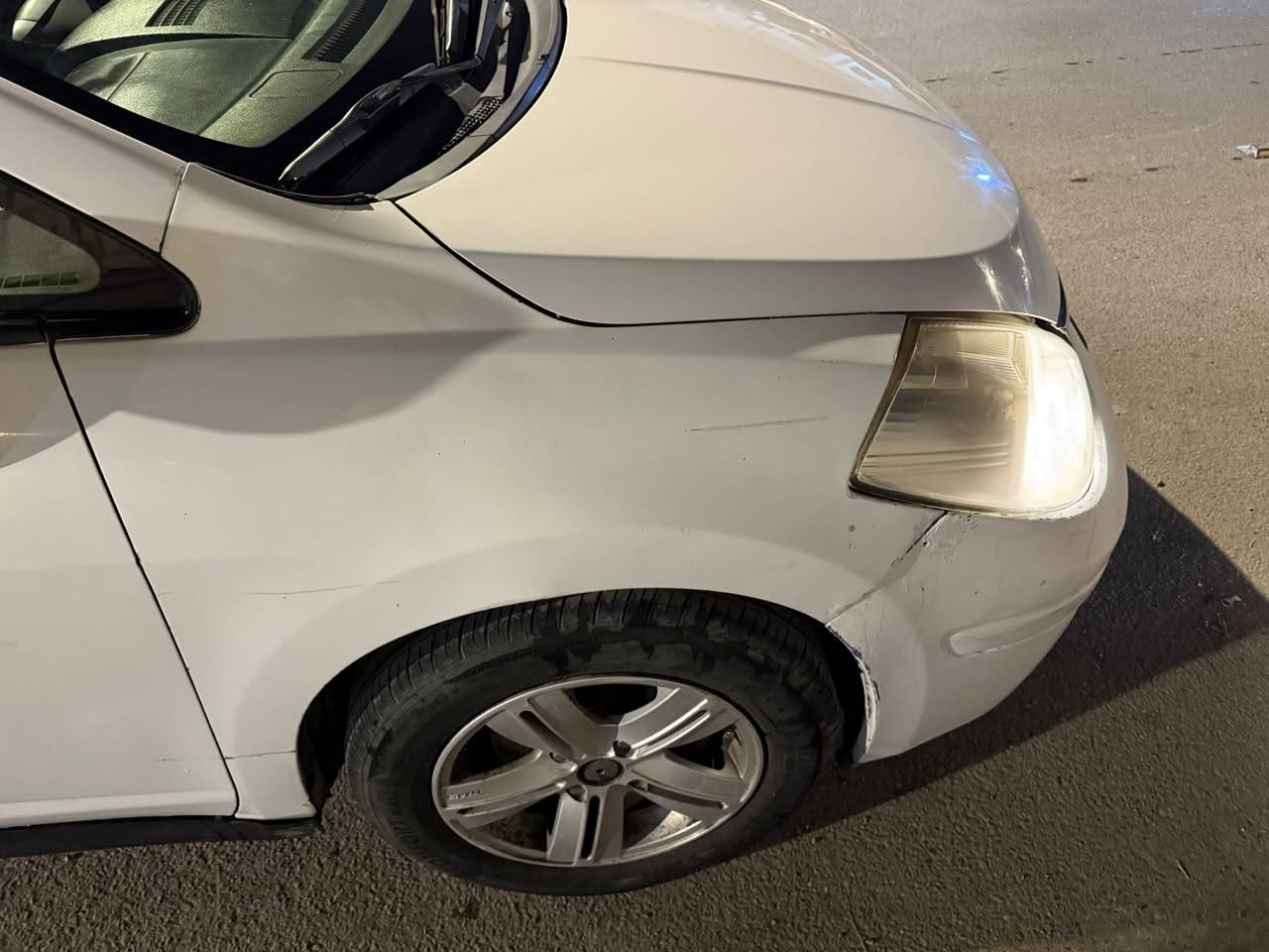 السلام عليكم نيسان فيرسا 2008 حادثها جاملغ وبنيد ومرشوش نص الباب جهه الي بصف السائق من امريكا السياره جانت متروكه ماشيه 77 سياره نظيف مكينه بيها دخان بسيط بس صافيه ومابيها اي شي تخم تاير باسمي السياره السعر 75 بيها مجال شي كلش بسيط بغداد الرقم :***********
