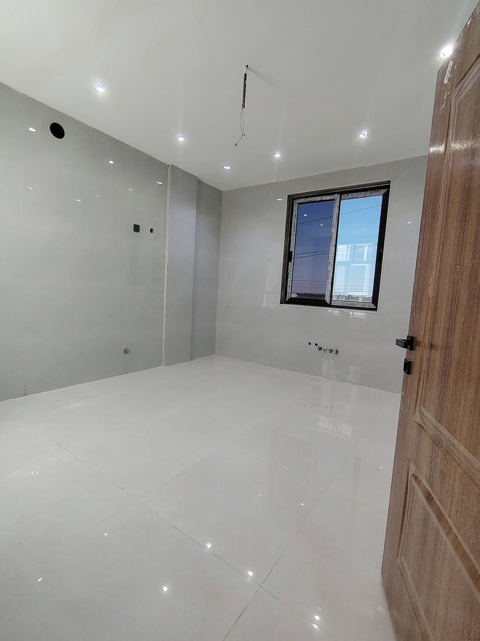 🏡 شقق للإيجار – حي الفرات / شارع الصب

✨ شقتان للإيجار، بناء حديث بتصميم عصري ومميز.

📐 مساحة كل شقة: 100 م²

🔹 المواصفات:

- غرفتا نوم
- صالة
- مطبخ
- مجمع صحي

❄️ نظام عزل حراري عالي الجودة، مما يجعل الشقة باردة حتى بدون تشغيل الكهرباء.

💧 كل شقة مجهزة بـ:

- ماطور ماء خاص
- كيزر
- تانكي ماء خاص

📞 للاستفسار والحجز، يرجى التواصل على الخاص أو الاتصال.***********

