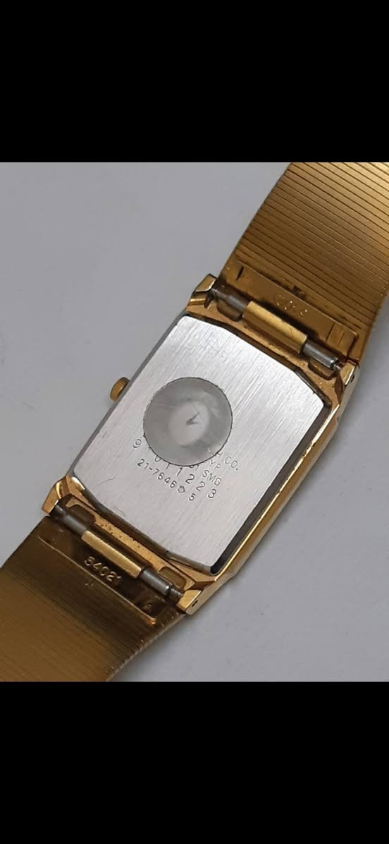 تحية طيبة
#Citizn_Tank_Vintage_1980 .
#سيتيزن
تانك إنتاج اليابان
القديم ١٩٨٠ فنتج
ساعة طلاء ذهب
سير حصيرة شبكي 
(Mesh strap)
الحركة كوارتز 
دقيقة جدا .
القطعة تناسب الجنسين او كطراز رجالي كلاسك النظافة تامة ممتازة جدا
شحن وتوصيل متوفر لكل المحافظات .


**إذا كنت صاحب هذا الإعلان وتريد حذفه لأي سبب، رجاءا أرسل رسالة إلى الدعم الفني**