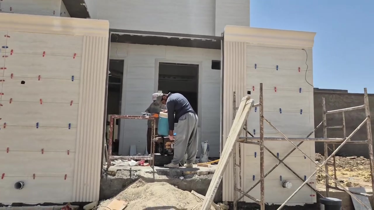 بيت في مجمع البيادر بناء درجه اولى يتكون من ثلاث غرف نوم ومطبخ حار وبارد واستقبال وصاله حر ما مطلوب بيع نقد فقط تستلمه جاهز للاستفسار أتصل على الرقم ***********
