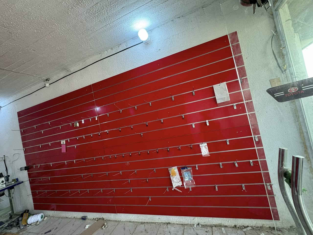 سلام عليكم رفوف للبيع مال محل سابقاً جان المحل كماليات سيارات يرهمن اي محل ملابس اي شي كامل 8 رفوف الاستفسار على الرقم التالي *********** مكاني حله ناحبه النيل
