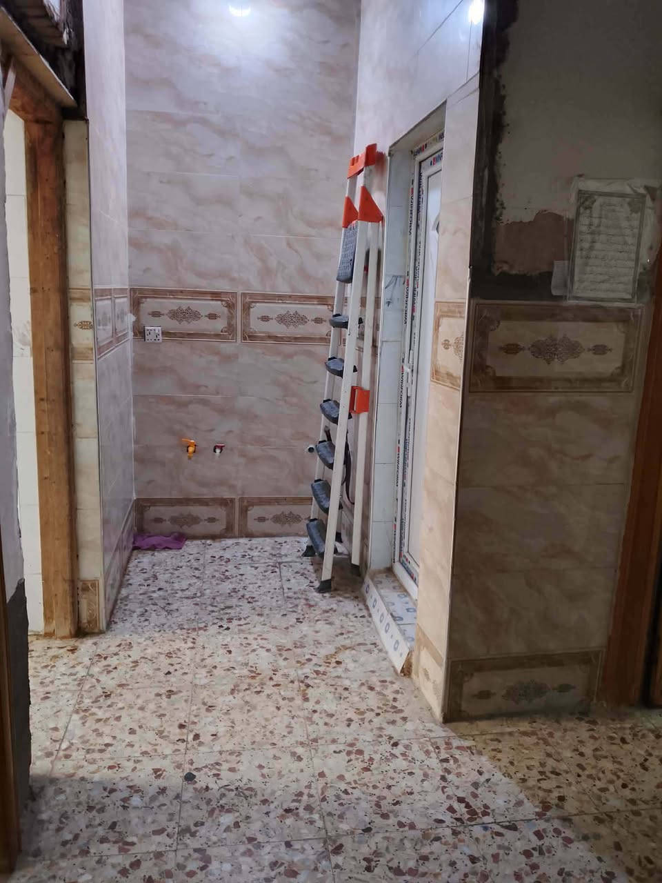 بيت للبيع
عنوانه / الشبانات البزل الاول قرب كوفي الشايب
 
مساحته 75 متر  طابق ونص
عقد 35 زراعي

لفرع عرضه 7 امتار
ويبعد عن شارع العام 50 متر

مداخله / طارمه وصحيات خارجيه وبي مدخلين مدخل للستقبال ومدخل للمطبخ وصاله وسط وصحيات وغرفه ومنور خلفي ودرج لطابق ثاني صاله فوك وصحيات وغرفه وسطح  نوع العقار زراعي
الكهرباء بي وطني ومولده والماء ساحبين خطين ابد ماينكطع شوكت ماشغلون ماطور يجي الماء ومجاري عل شارع عام

الفوك /  هيكل يعني ماملبوخ ولا بي كهرباء فقط

الاستفسار مراسله الرقم ***********
