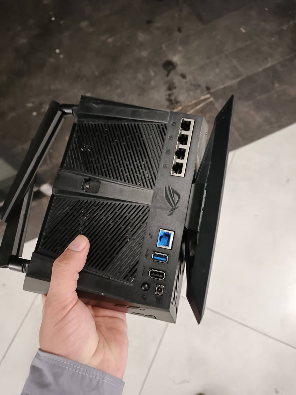 للبيع: وحش الجيمنج ASUS ROG GT-AC2900 🎮
إذا كنت تبحث عن "بنج" ثابت وإنترنت بدون تقطيع، هذا الراوتر هو الحل!
​الحالة: جديد تماماً (غير مستخدم).
​الأداء: تسريع تلقائي للألعاب + تغطية قوية جداً.
​المميزات: إضاءة RGB وشكل احترافي.
​السعر: 60 ألف دينار (سعر نهائي).


**إذا كنت صاحب هذا الإعلان وتريد حذفه لأي سبب، رجاءا أرسل رسالة إلى الدعم الفني**