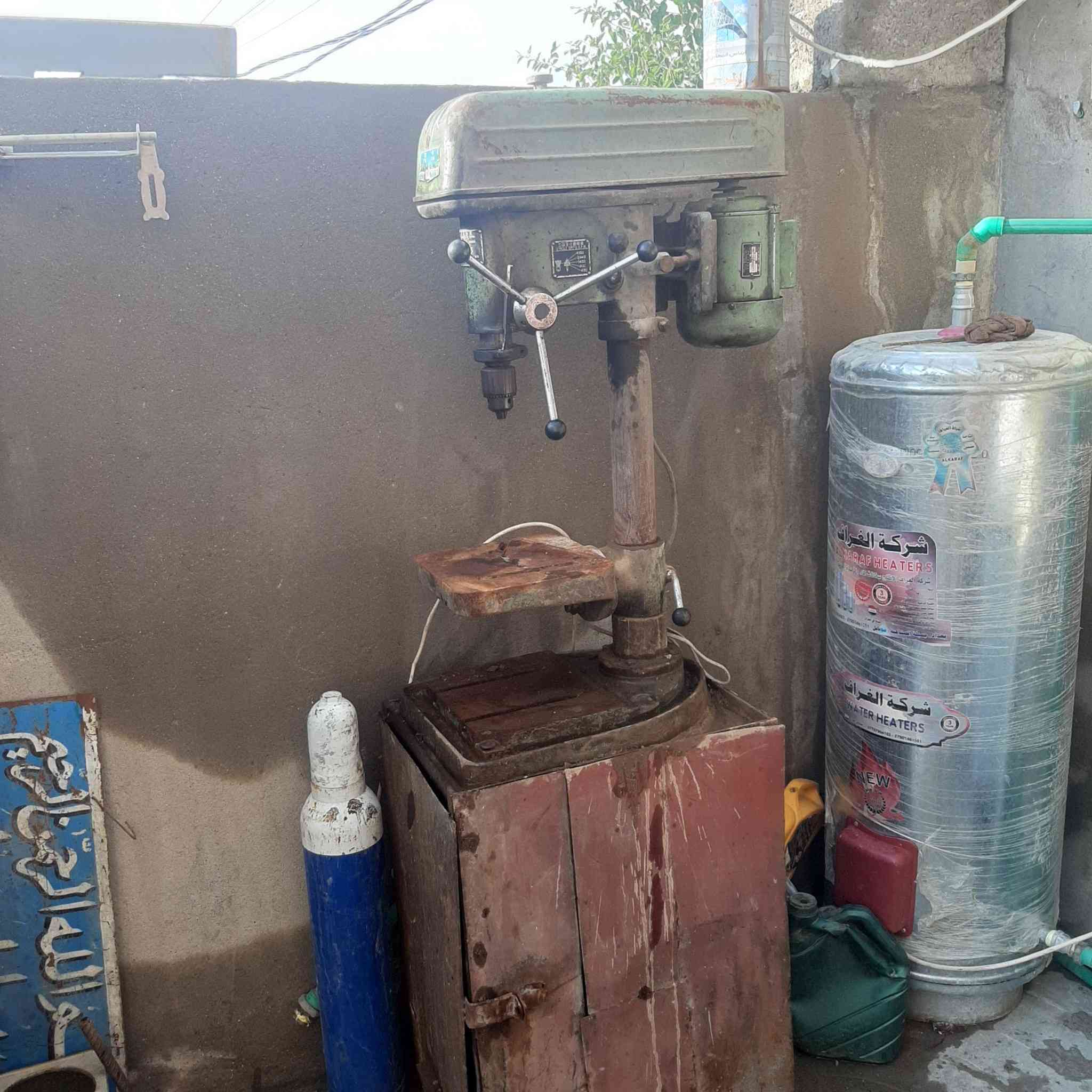 السلام عليكم 
عندي مكينت لحيم ودرين ثابت مولدات ٢ بطل وكسجين 
مكص مال بليت يدوي جيهتين 
جه تثقيب  عده مال تورنه 
لمازات كامله 
سعر مليون ٧٠٠ بيهن مجال حك جيه
مكاني بغداد  ناحيه الوحده 
لستفسار ***********م
