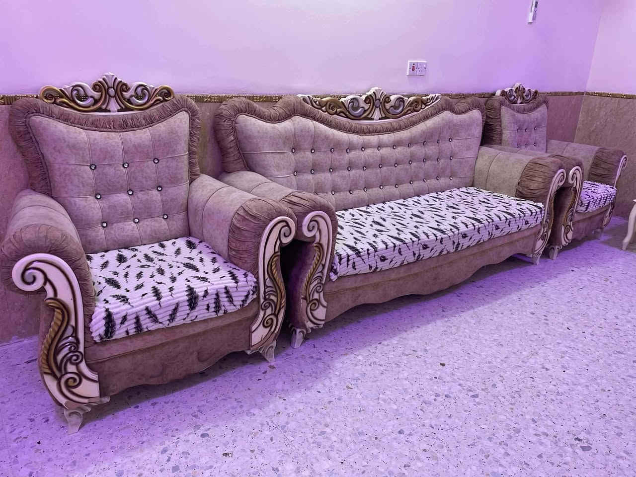 السلام عليكم 
تخم للبيع عشر مقاعد ثقيل اصلي مع الطبلات مكان لعبيدي
هذا رقمي بي واتساب ***********
