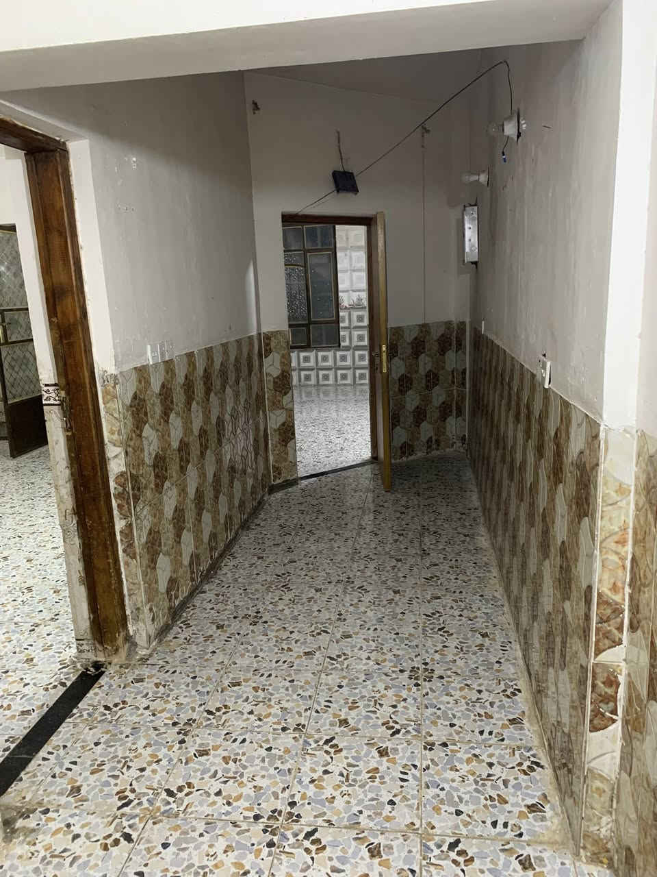 مساء الخير يوجد بيت 125 متر للأيجار طابق واحد درج خارجي يحتوي على طرمه استقبال ومطبخ وغرفه نوم وحده. +حمام قرب مؤسسه علي عذاب الايتام والمسنين للاستفسار اكثر واتساب او اتصال على الرقم التالي ***********
