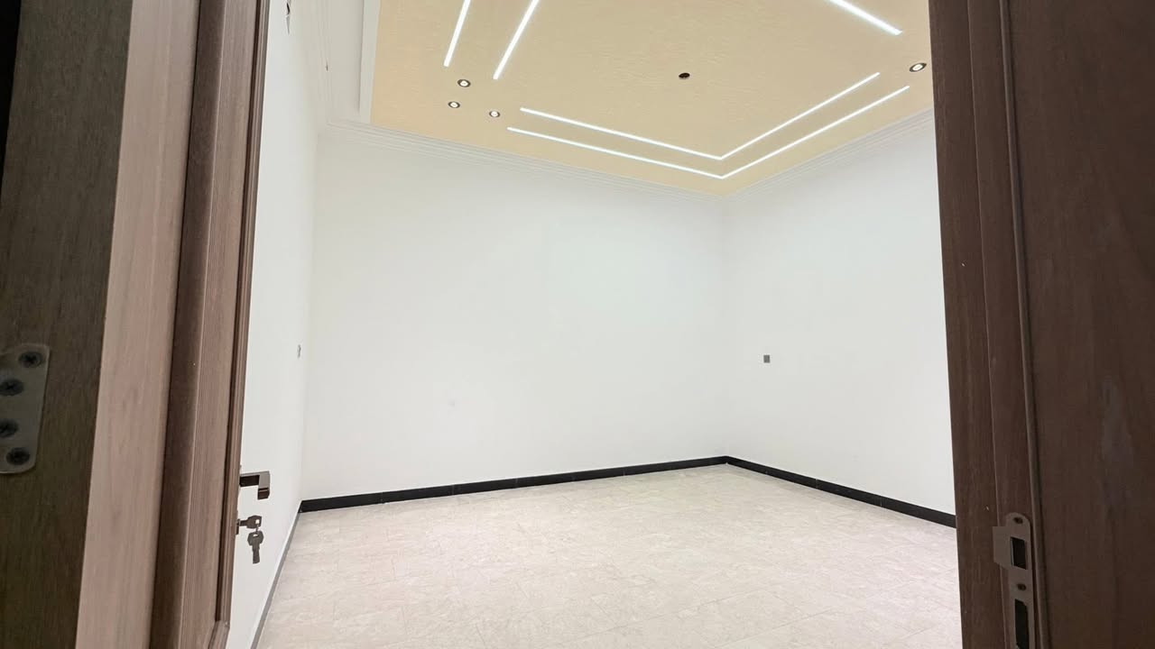 السلام عليكم بيت للبيع في حي الجهاد منطقه الرفاق الأولى
ثاني بيت عن الشارع العام 
تبلغ المساحه ١٠٠ متر. واجهه  ٥ ونزال ٢٠ 
يحتوي البيت على ثلاثه غرف نوم وحمام عدد ٢ وصاله ومطبخ 
بناء 2025 البيت غير مسكون زيرو 
للاستفسار اتصل على الأرقام التأليه 

***********

***********

مكتب السلام  الهندسي مجاور الجمعيه الاستهلاكيه مقابل اسواق السفير الضباط شارع العام حي الجهاد
